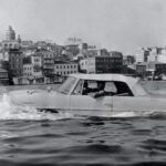 İstanbul Boğazı’nda Yüzen Araba