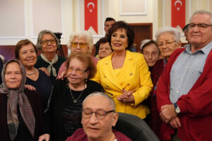 Hülya Koçyiğit İzmir’de Sevenleriyle Buluştu