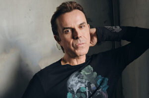 Soner Arıca’dan Yaz Enerjisi: “Şarkı Söylemek Lazım” Yeniden Hayat Buldu