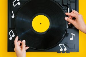 Müziğin En Güzel Tesellisi: Neden Sürekli Nostalji Dinliyoruz?